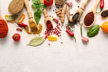 Hafif arka planda taze aromatik baharatlı kompozisyon