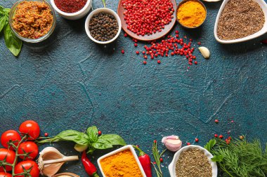 Renk arkaplanında baharatlar olan kompozisyon