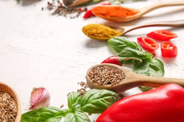 Hafif arkaplanda Aromatik baharatlar, yakın plan