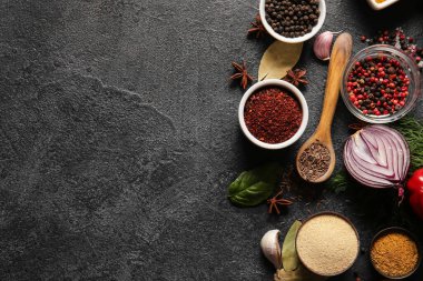 Koyu arkaplanda taze aromalı kompozisyon