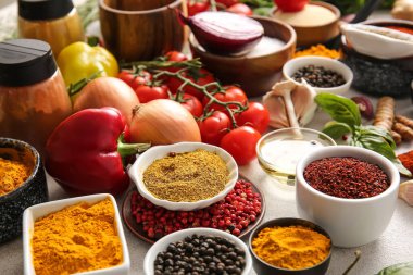 Masada farklı aromatik baharatlar var.