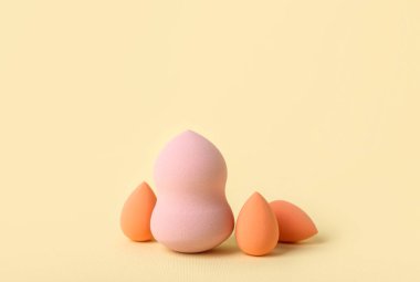 Renk arkaplanına makyaj süngeri seti