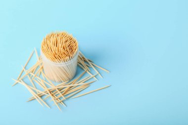 Mavi arkaplanda kürdanları olan tutucu