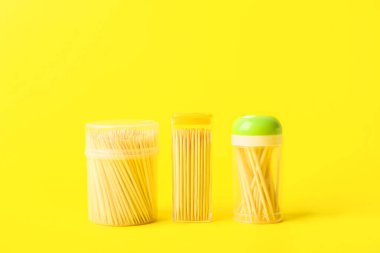 Sarı arka planda kürdanları olan tutucular