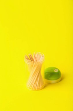 Sarı arka planda kürdanları olan tutucu