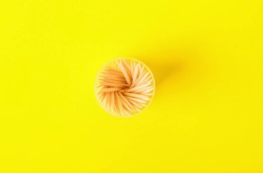 Sarı arka planda kürdanları olan tutucu