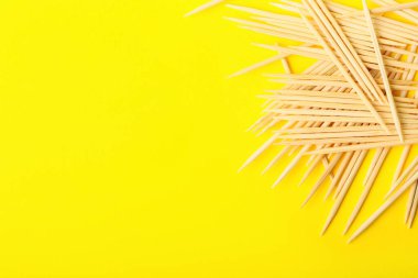 Sarı arka planda tahta kürdanlar