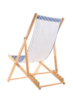 Beyaz arka planda ahşap güverte koltuğu