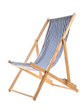 Beyaz arka planda çizgili güverte sandalyesi