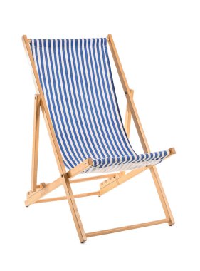 Beyaz arka planda çizgili güverte sandalyesi