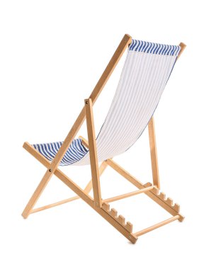 Beyaz arka planda ahşap güverte koltuğu