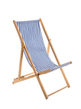 Beyaz arka planda çizgili güverte sandalyesi