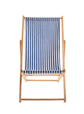 Beyaz arka planda çizgili güverte sandalyesi