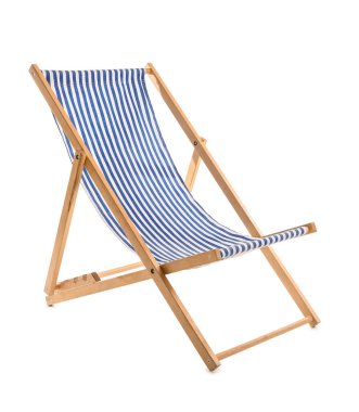 Beyaz arka planda çizgili güverte sandalyesi