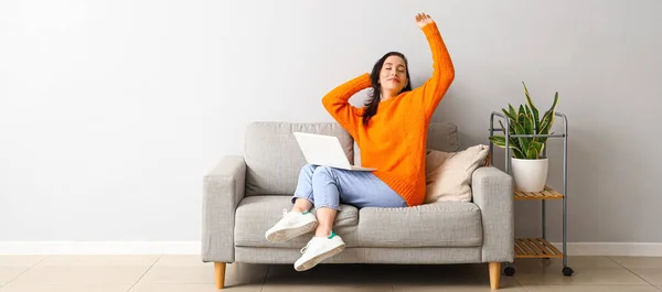 Jovem Feliz Com Laptop Descansando Sofá Casa — Fotografia de Stock