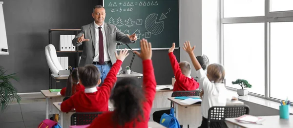 Professor Sexo Masculino Conduzindo Lição Sala Aula — Fotografia de Stock