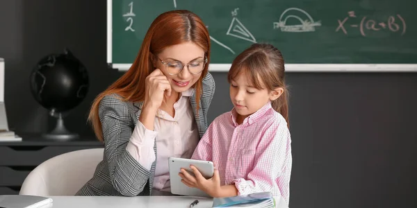 Professeur Avec Une Petite Écolière Utilisant Une Tablette Informatique Classe — Photo