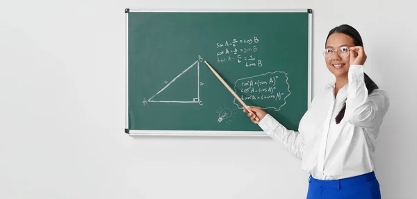 Asiatischer Mathematiklehrer Der Nähe Der Tafel Klassenzimmer — Stockfoto