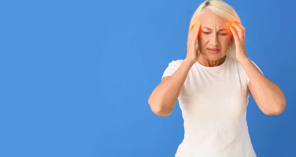 Stresli Olgun Kadın Mavi Arka Planda Baş Ağrısından Muzdarip Metin — Stok fotoğraf