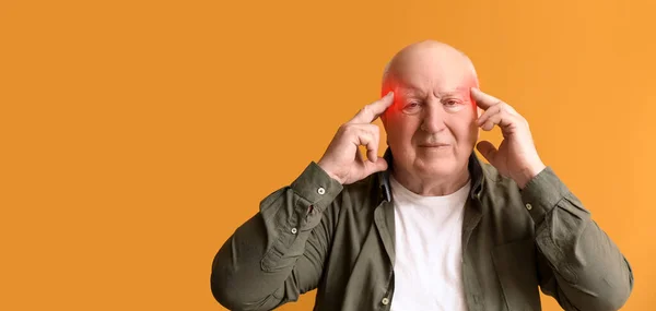 Пожилой Человек Страдает Головной Боли Оранжевом Фоне — стоковое фото
