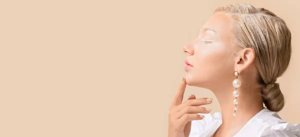 Hermosa Joven Con Maquillaje Creativo Sobre Fondo Beige Con Espacio — Foto de Stock