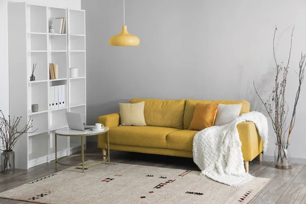 带黄色沙发 桌子和架子的轻便客厅室内 — 图库照片