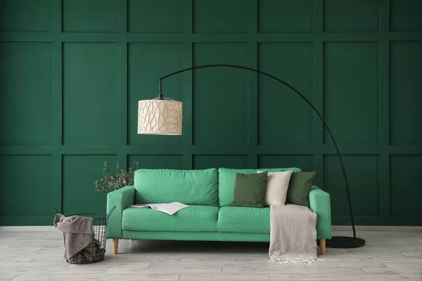 Sofa Lampe Und Tisch Der Nähe Der Grünen Wand Wohnzimmer — Stockfoto