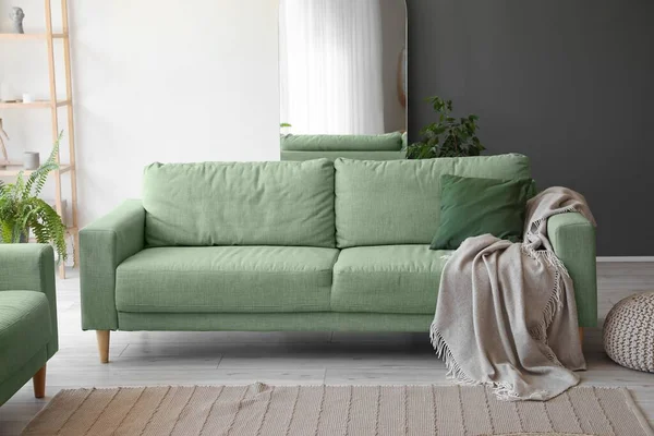 緑のソファ付きの光のリビングルームのインテリア — ストック写真