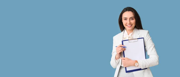 Retrato Del Joven Secretario Con Portapapeles Sobre Fondo Azul Claro — Foto de Stock