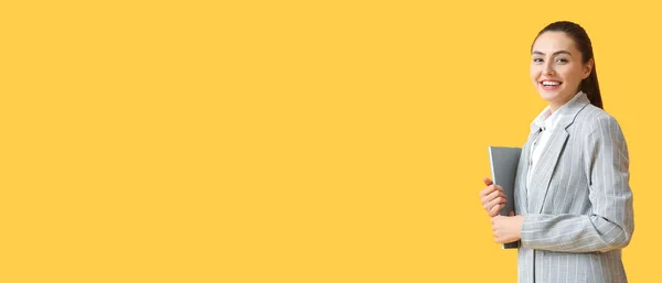 Bonita Jovem Empresária Fundo Amarelo Com Espaço Para Texto — Fotografia de Stock