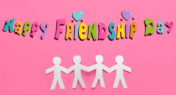 Papier Figurki Tekst Happy Friendship Day Różowym Tle — Zdjęcie stockowe