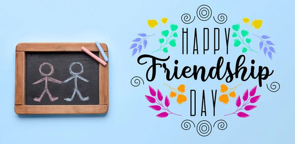 Çizilmiş Insan Figürleri Açık Mavi Arkaplanda Mutlu Dostluk Günü Yazılı — Stok fotoğraf