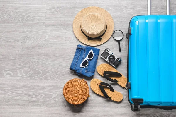 Koffer Verschillende Accessoires Voor Reizen Een Grijze Houten Ondergrond — Stockfoto