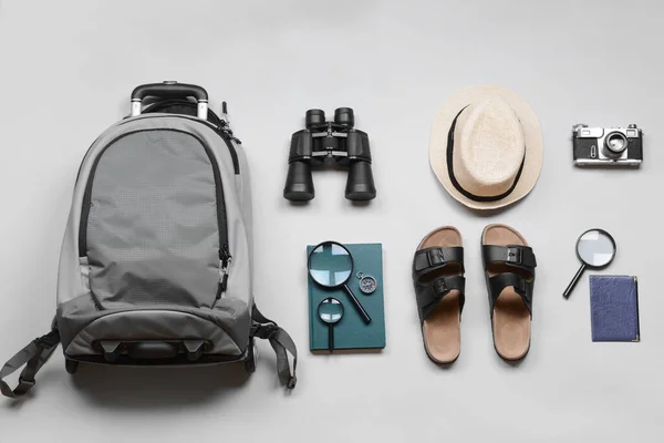 Rucksack Und Verschiedene Accessoires Für Reisen Auf Grauem Hintergrund — Stockfoto