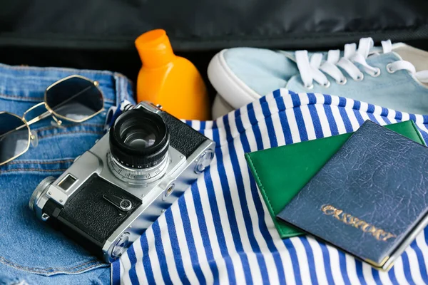 手提箱内女装的护照和照相相机 — 图库照片