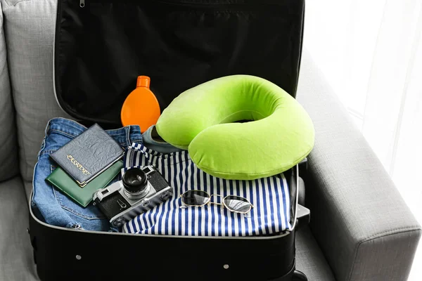 Geöffneter Koffer Mit Reiseaccessoires Auf Sofa — Stockfoto