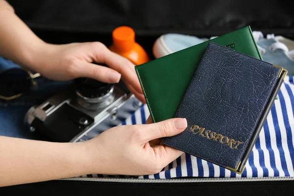Mulher Segurando Passaportes Perto Mala Aberta Com Acessórios Viagem Close — Fotografia de Stock