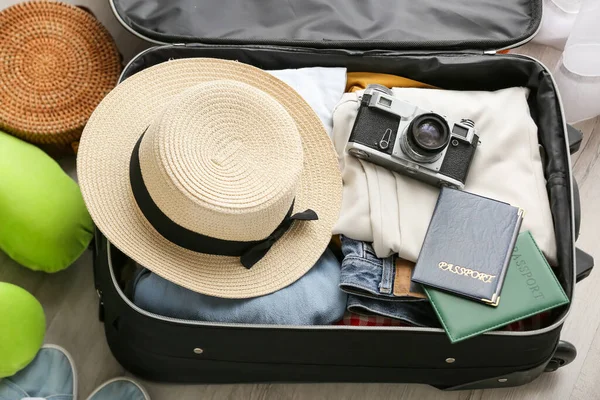 Mala Aberta Com Roupas Diferentes Acessórios Para Viajantes — Fotografia de Stock