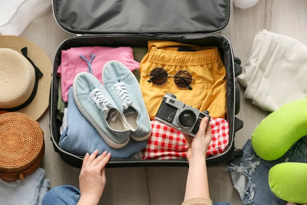 Mulher Colocando Câmera Foto Mala Com Acessórios Para Viajantes — Fotografia de Stock