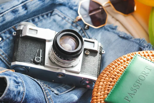 Câmera Fotográfica Mala Com Acessórios Para Viajar Close — Fotografia de Stock