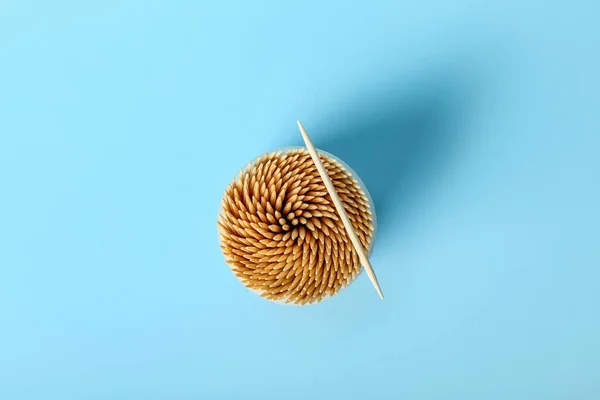 Suporte Com Palitos Dentes Fundo Azul — Fotografia de Stock