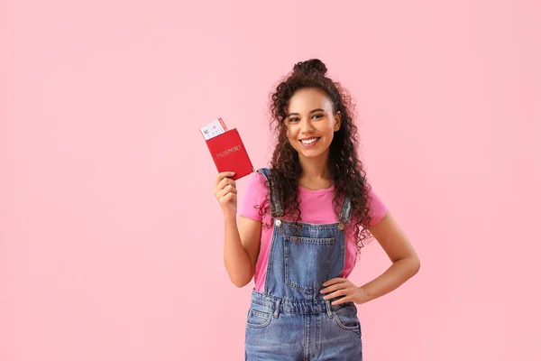 Jonge Afro Amerikaanse Vrouw Met Paspoort Ticket Roze Achtergrond — Stockfoto