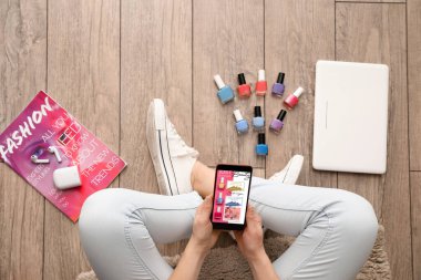 Akıllı telefonlu kadın güzellik blogcusu en üst katta oturuyor.