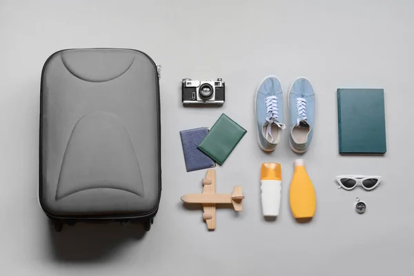 Koffer Und Diverses Zubehör Für Reisen Auf Grauem Hintergrund — Stockfoto