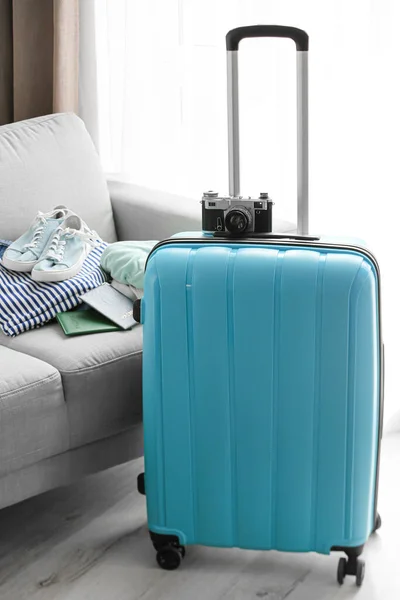 Suitcase Photo Camera Sofa Light Room — Stock Photo, Image