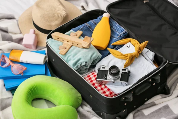 Mala Aberta Com Roupas Avião Madeira Acessórios Para Viajar Xadrez — Fotografia de Stock