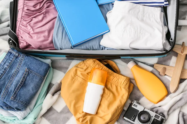 Verschiedene Kleidungsstücke Und Accessoires Für Reisen Auf Karo — Stockfoto