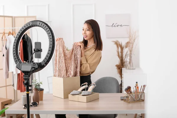 Женщина Азиатский Блогер Красоты Модной Одежды Запись Видео Студии — стоковое фото