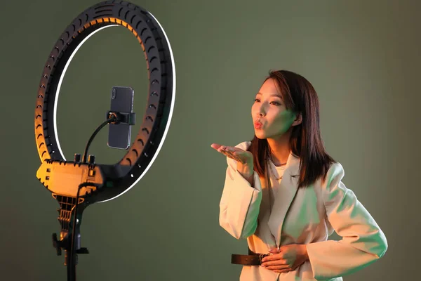 女性アジアの美しさブロガーレコーディングビデオでスタジオ — ストック写真