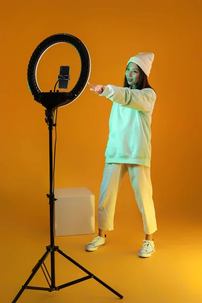 女性アジアのブロガーレコーディングビデオでスタジオ — ストック写真